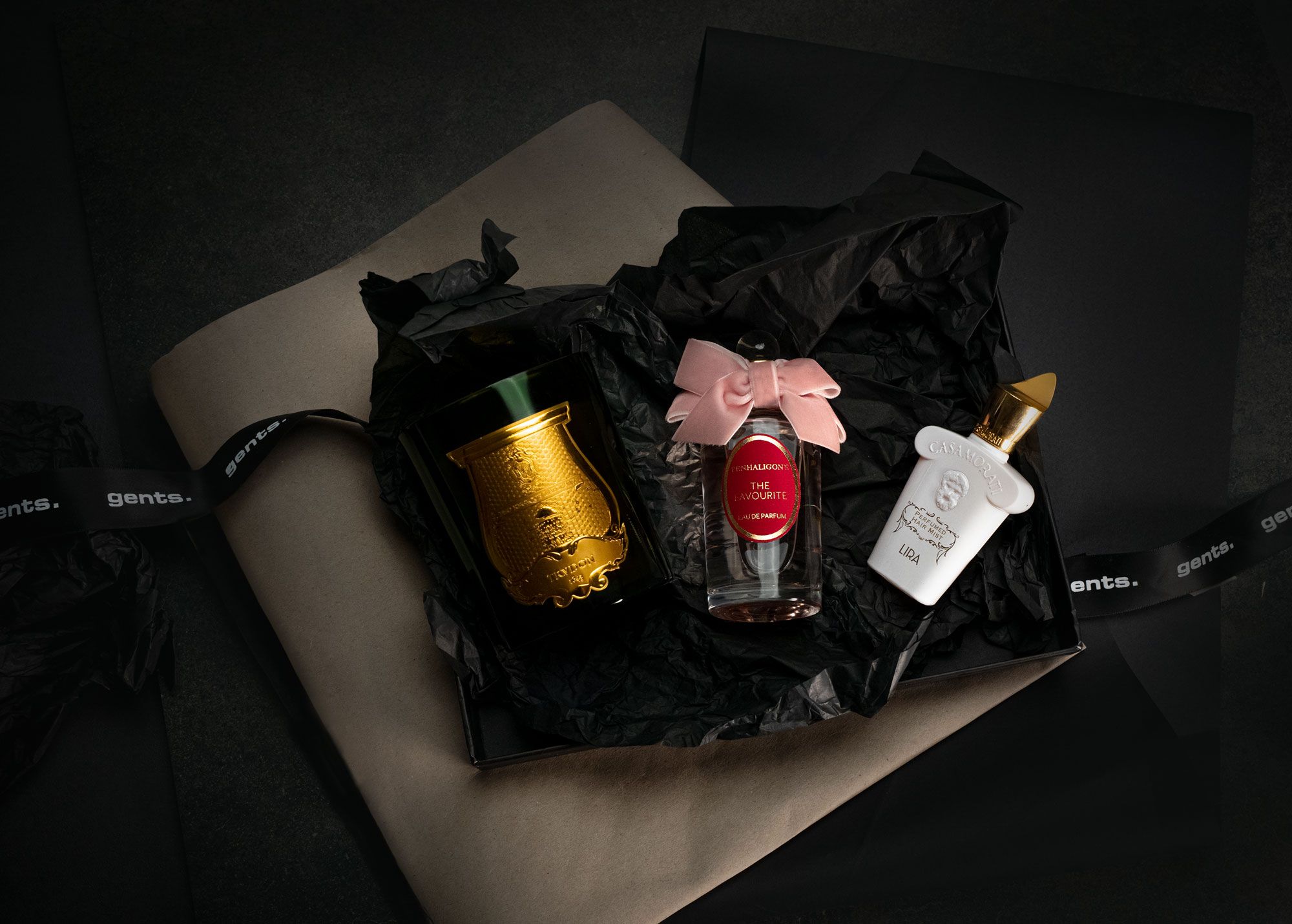 Geschenke von Gents liegend auf schwarzem Papier