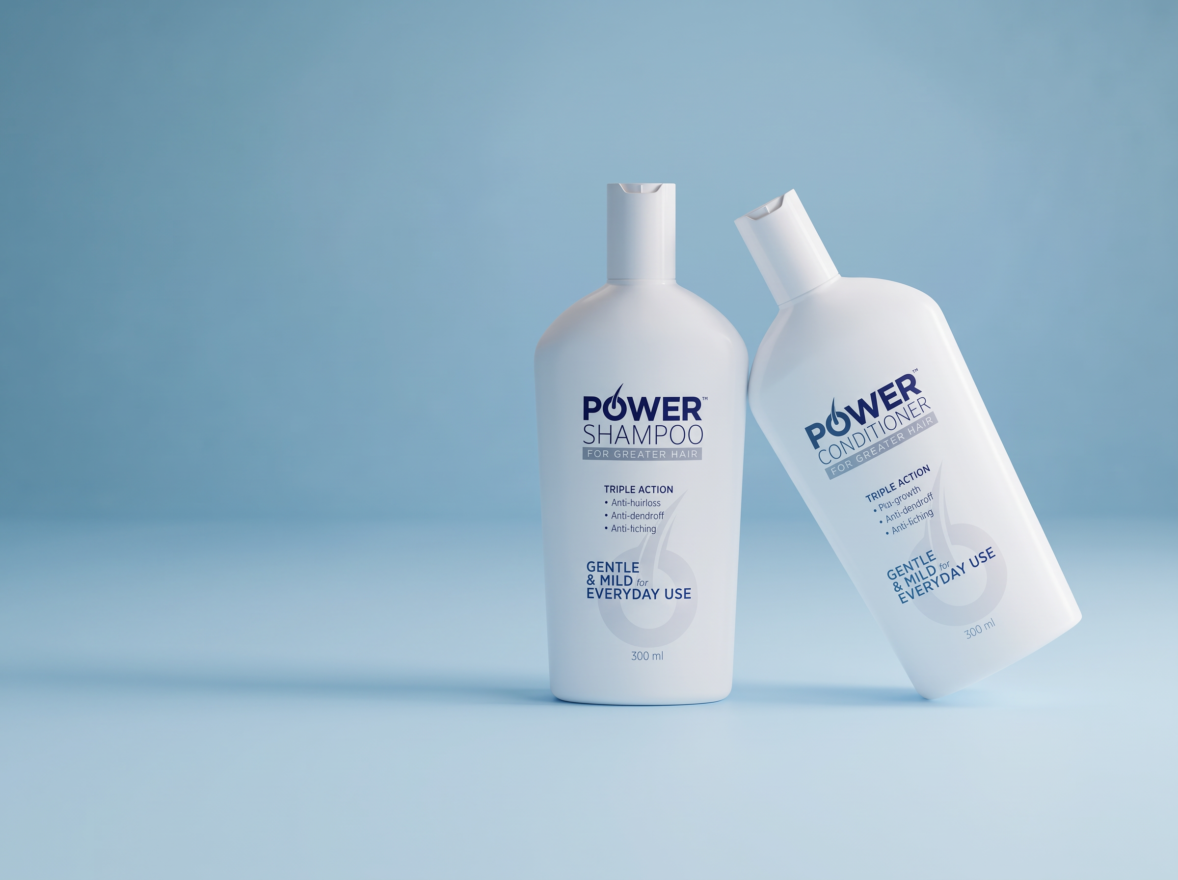 To hvite flasker med Power Shampoo og Power Conditioner på lyseblå bakgrunn, én på skrå.