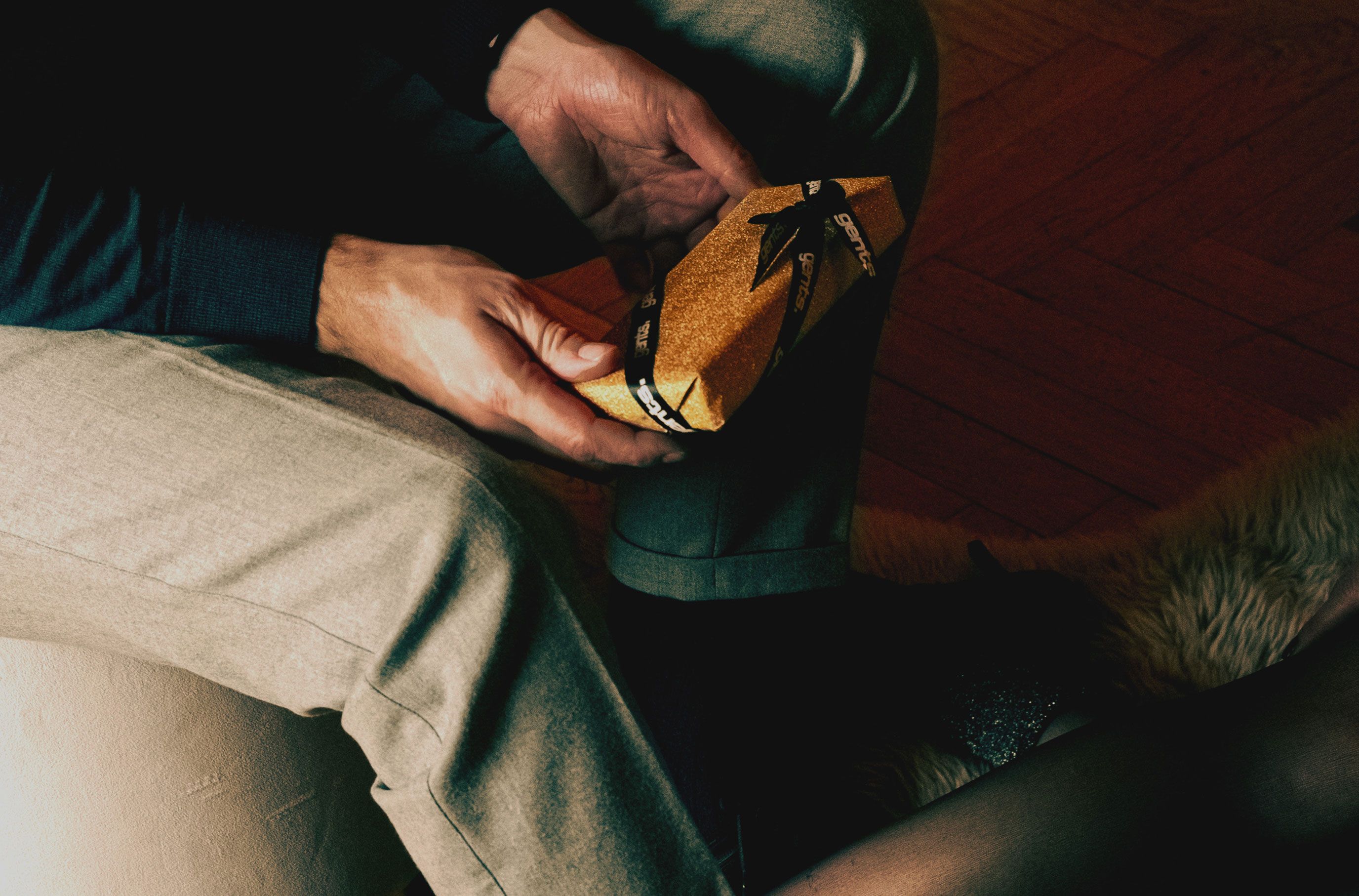 Geschenk von Herren, eingewickelt in goldenes Papier