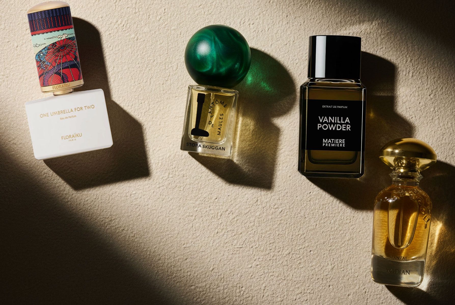 4 erilaista niche-tuoksua beigeä taustaa vasten