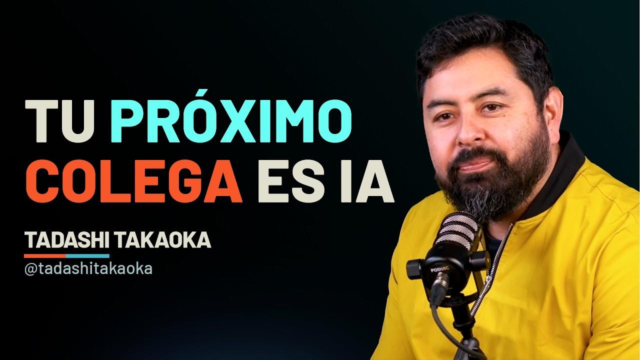 Tadashi Takaoka frente a un micrófono en la portada del podcast de Yunt, con el texto «Tu próximo colega es IA».