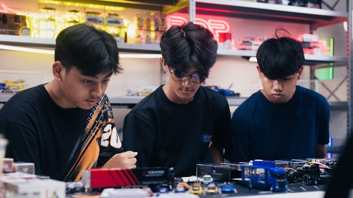 Beyond the Glass Slab: What Founders Can Learn from the 2026 Razr Ultra