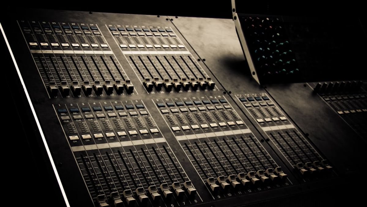 The Algorithmic Muse: Why Founders and Engineers Need to Discover Laurie Spiegel's "The Expanding Universe"