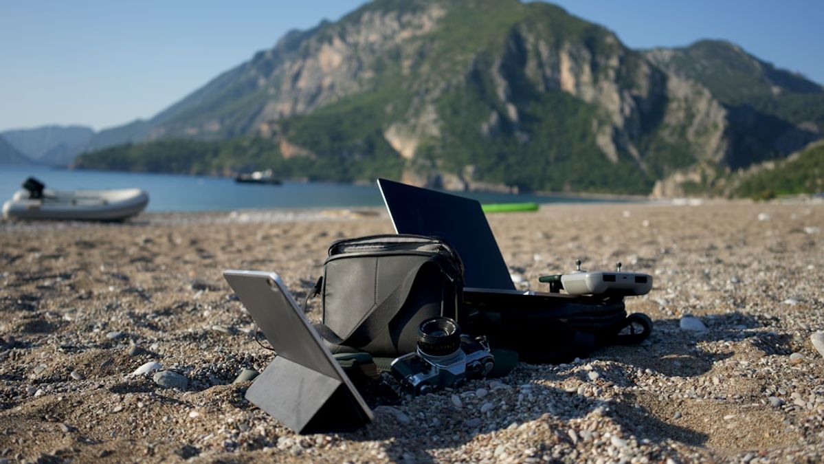 Uninterrupted Innovation: Baseus' Retractable Travel Adapter Powers Global Builders