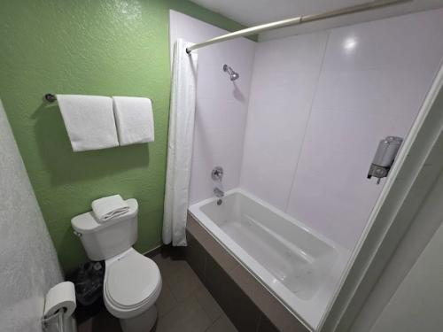 Photo of The Aqua Pacific Hotel - Private Hot Tub