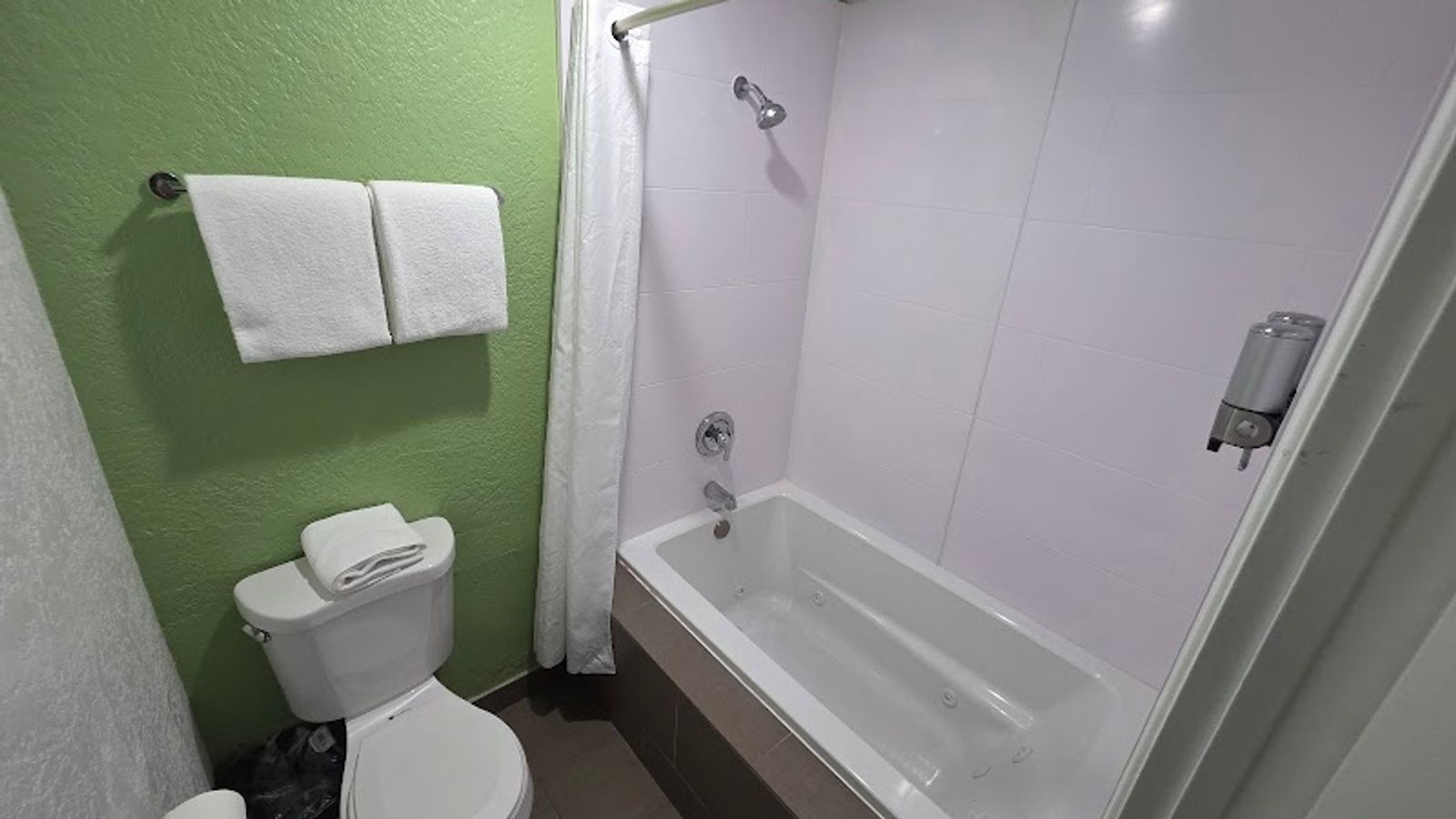 Photo of The Aqua Pacific Hotel - Private Hot Tub