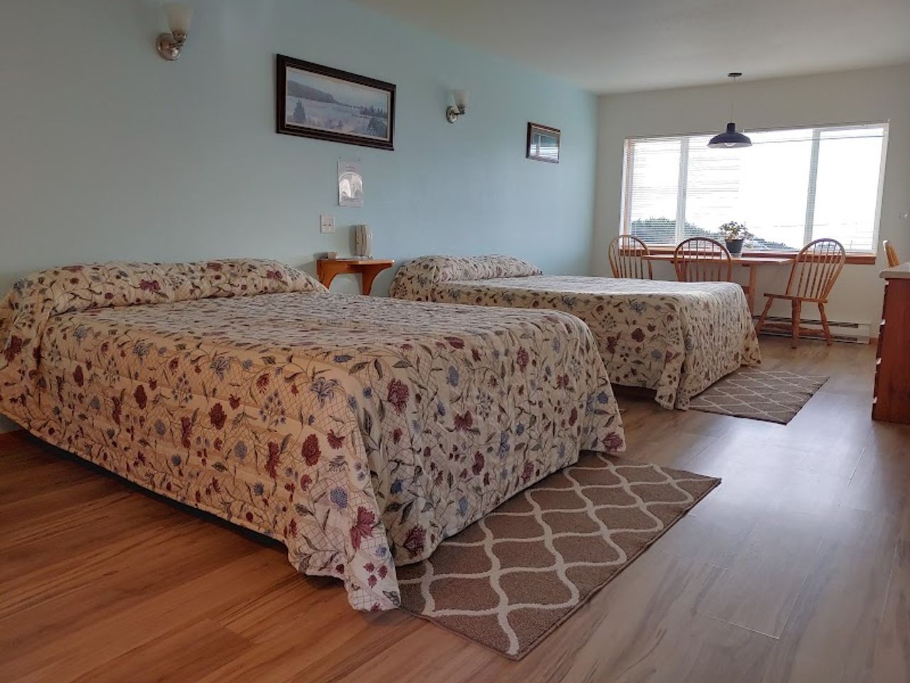 Photo of Dublin House - Yachats, Oregon Hwy 101 - Room, 2 Queen Beds, Dining Table