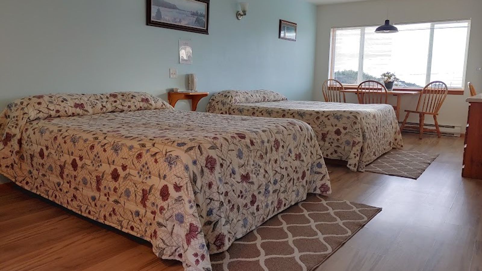 Photo of Dublin House - Yachats, Oregon Hwy 101 - Room, 2 Queen Beds, Dining Table
