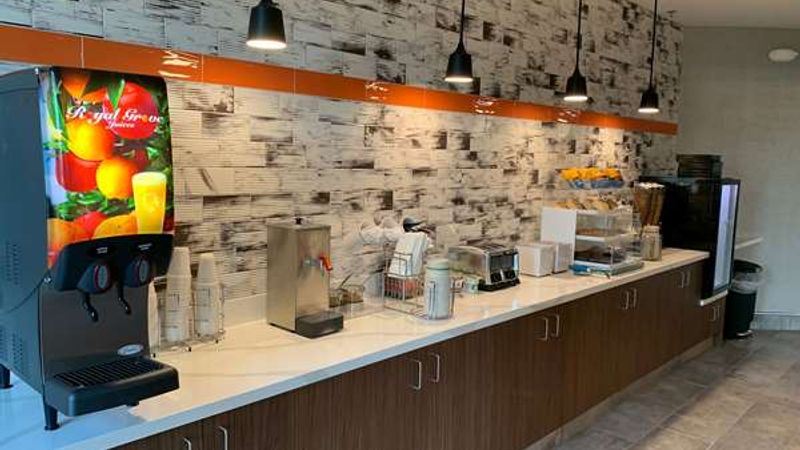 Photo of La Quinta Inn & Suites by Wyndham Springfield - Free breakfast