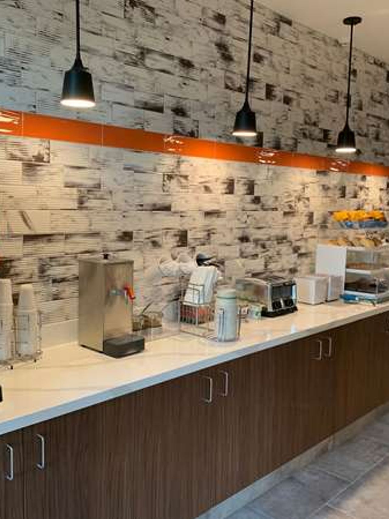 Photo of La Quinta Inn & Suites by Wyndham Springfield - Free breakfast