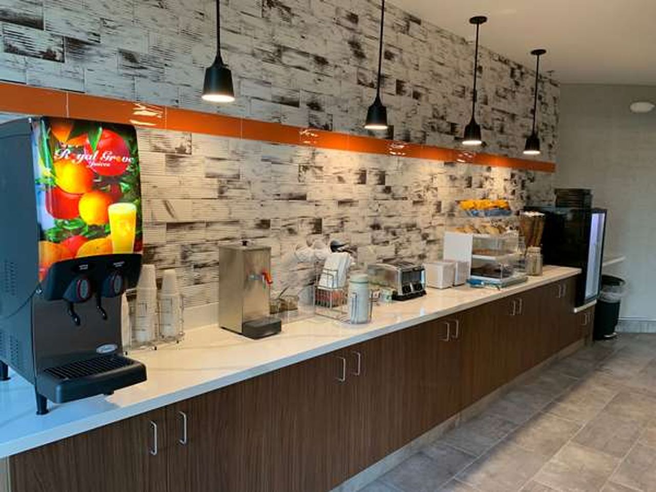 Photo of La Quinta Inn & Suites by Wyndham Springfield - Free breakfast