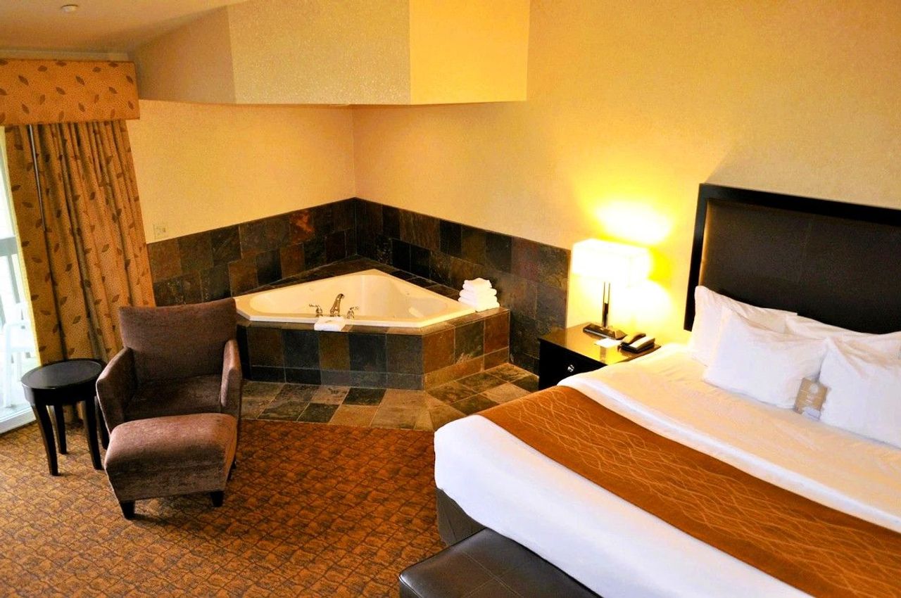 Comfort Inn & Suites - King suites with private in-room hot tubs