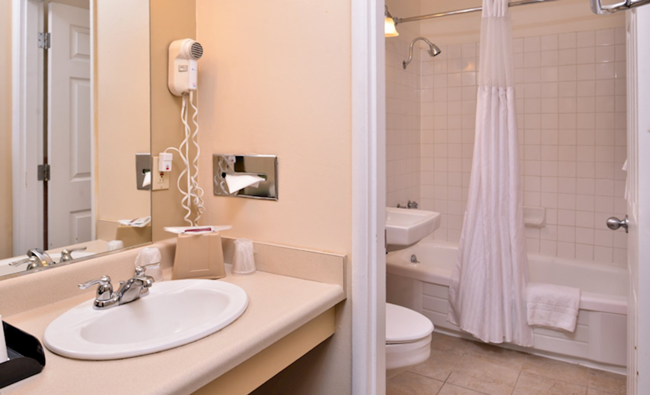 Photo of Campus Inn & Suites Eugene Downtown - Bathroom