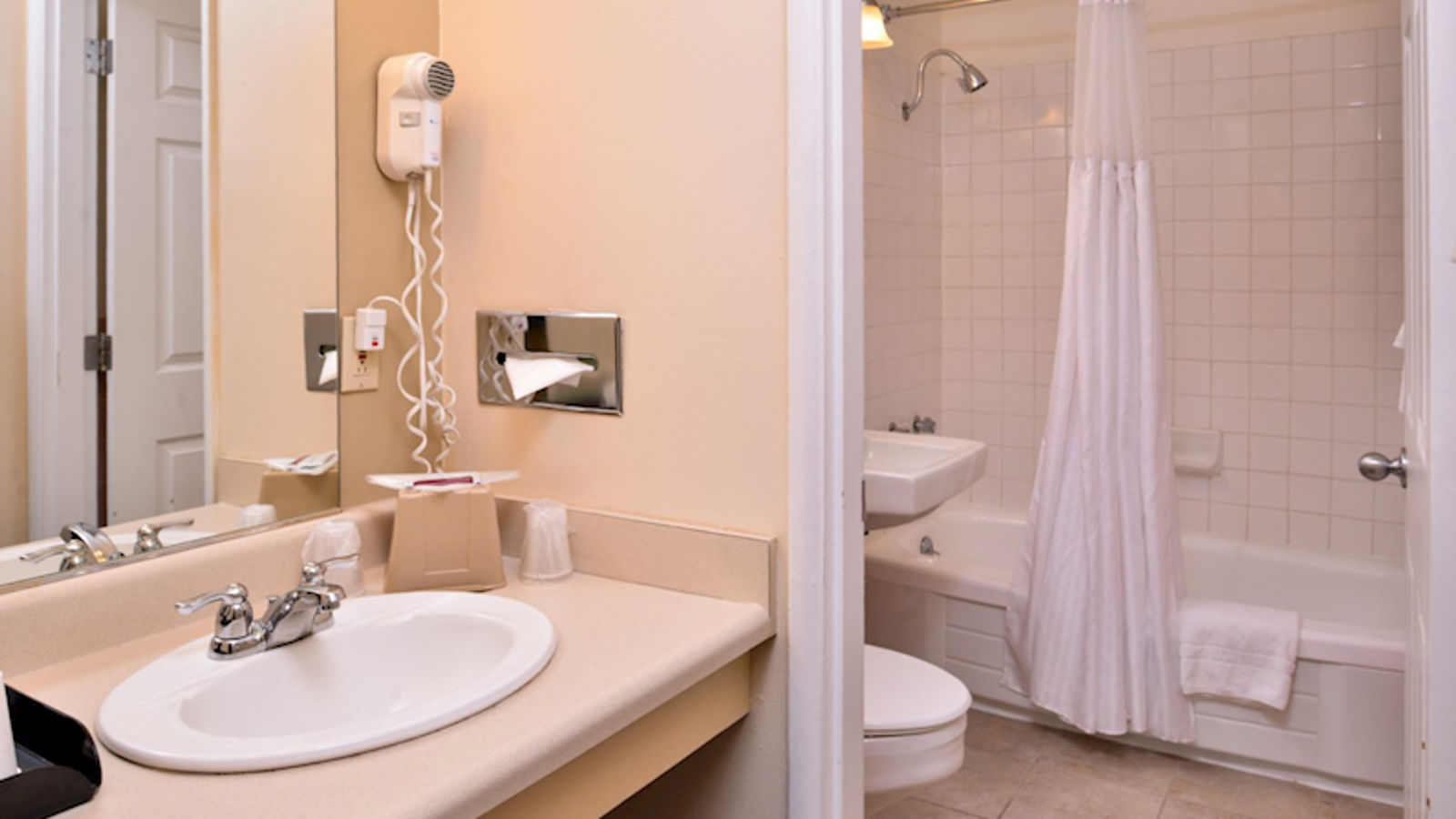 Photo of Campus Inn & Suites Eugene Downtown - Bathroom