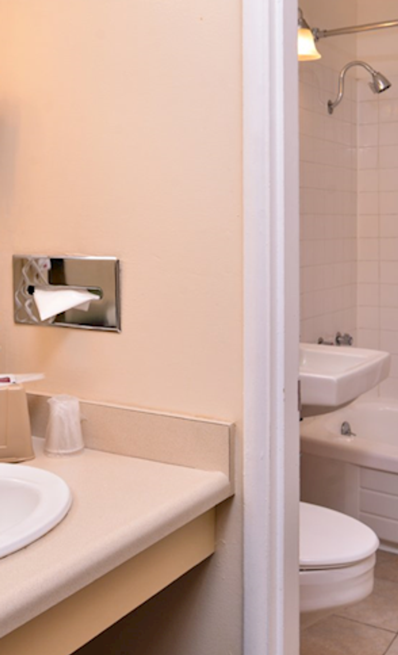 Photo of Campus Inn & Suites Eugene Downtown - Bathroom