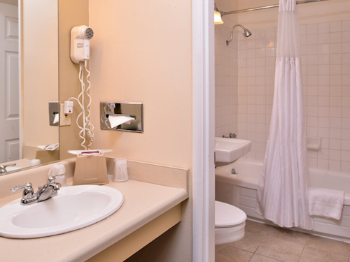 Photo of Campus Inn & Suites Eugene Downtown - Bathroom