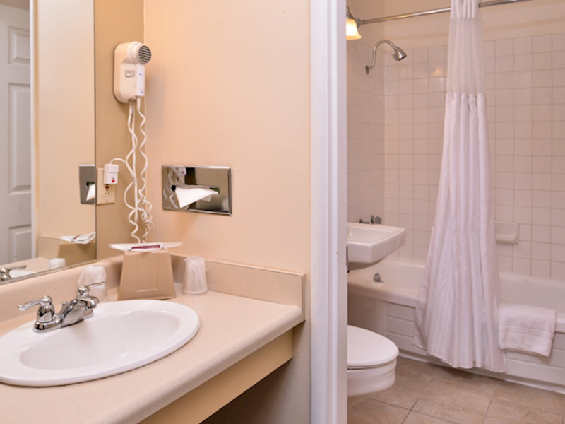 Photo of Campus Inn & Suites Eugene Downtown - Bathroom
