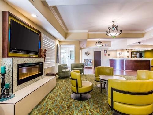 Photo of Comfort Suites Fresno River Park