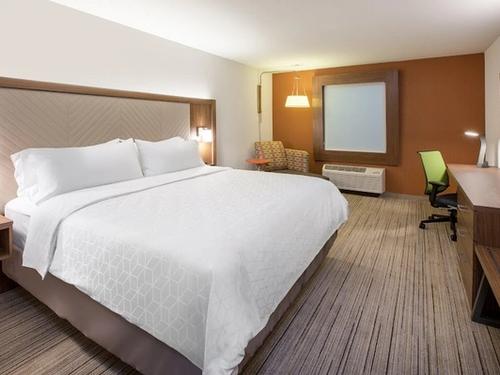 Photo of Holiday Inn Express & Suites Newport, an IHG Hotel - Room, King Bed