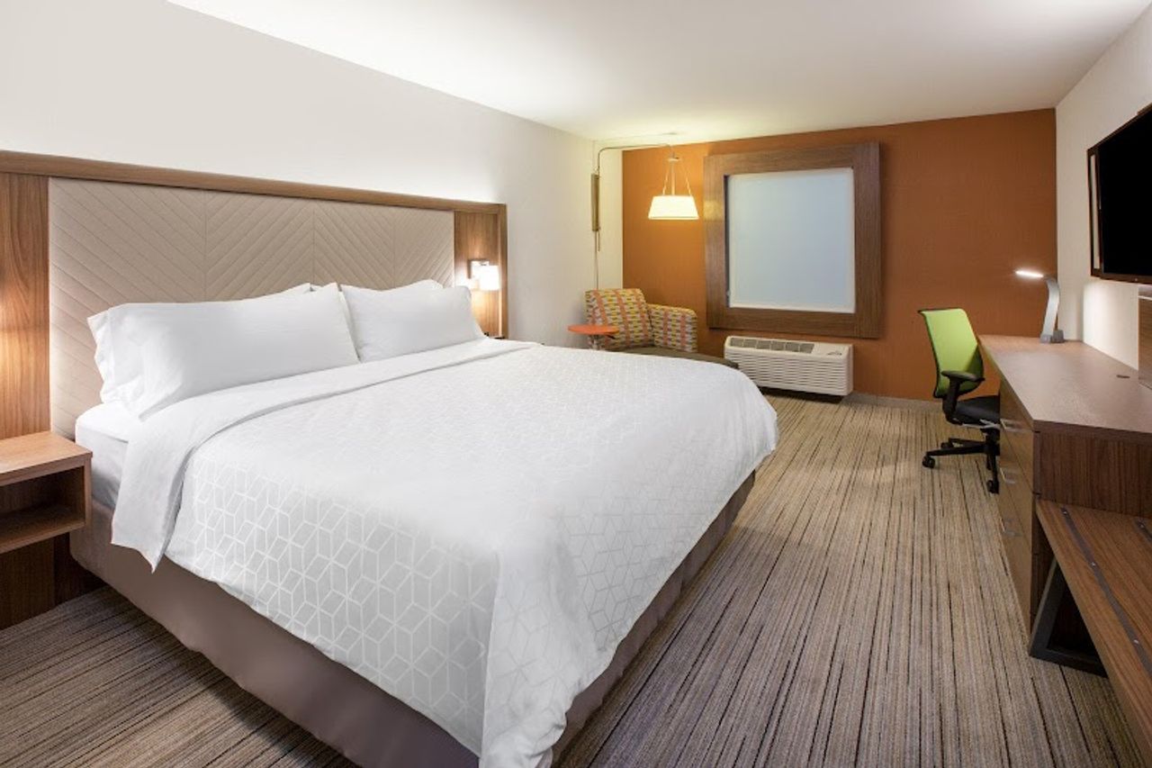 Photo of Holiday Inn Express & Suites Newport, an IHG Hotel - Room, King Bed