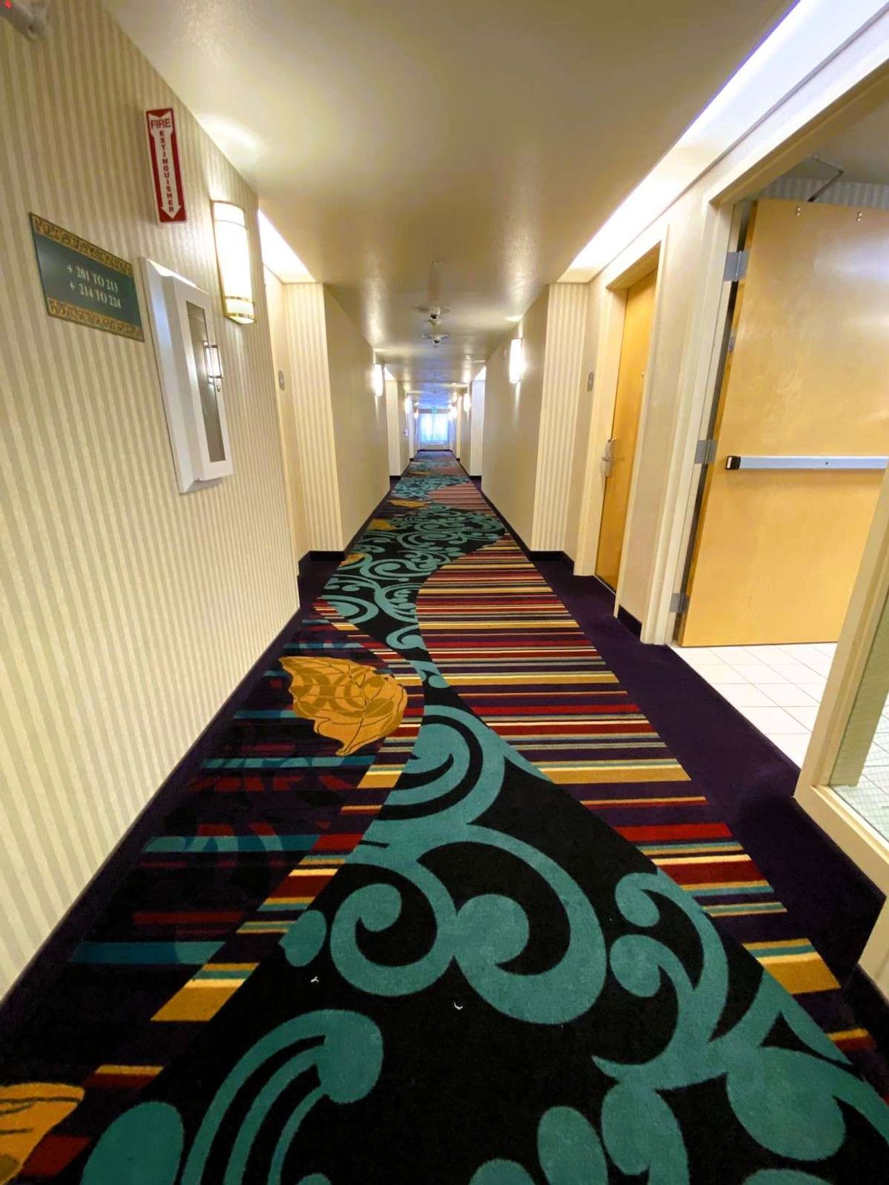 Budget Inn - Hallway
