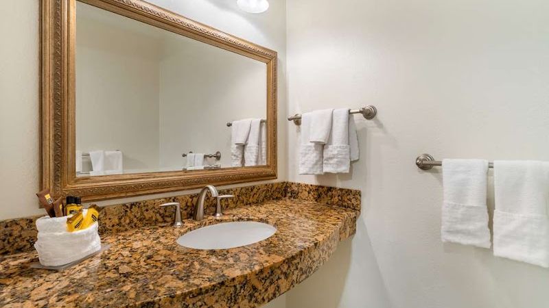 Photo of Best Western Plus Monterey Inn - Bathroom