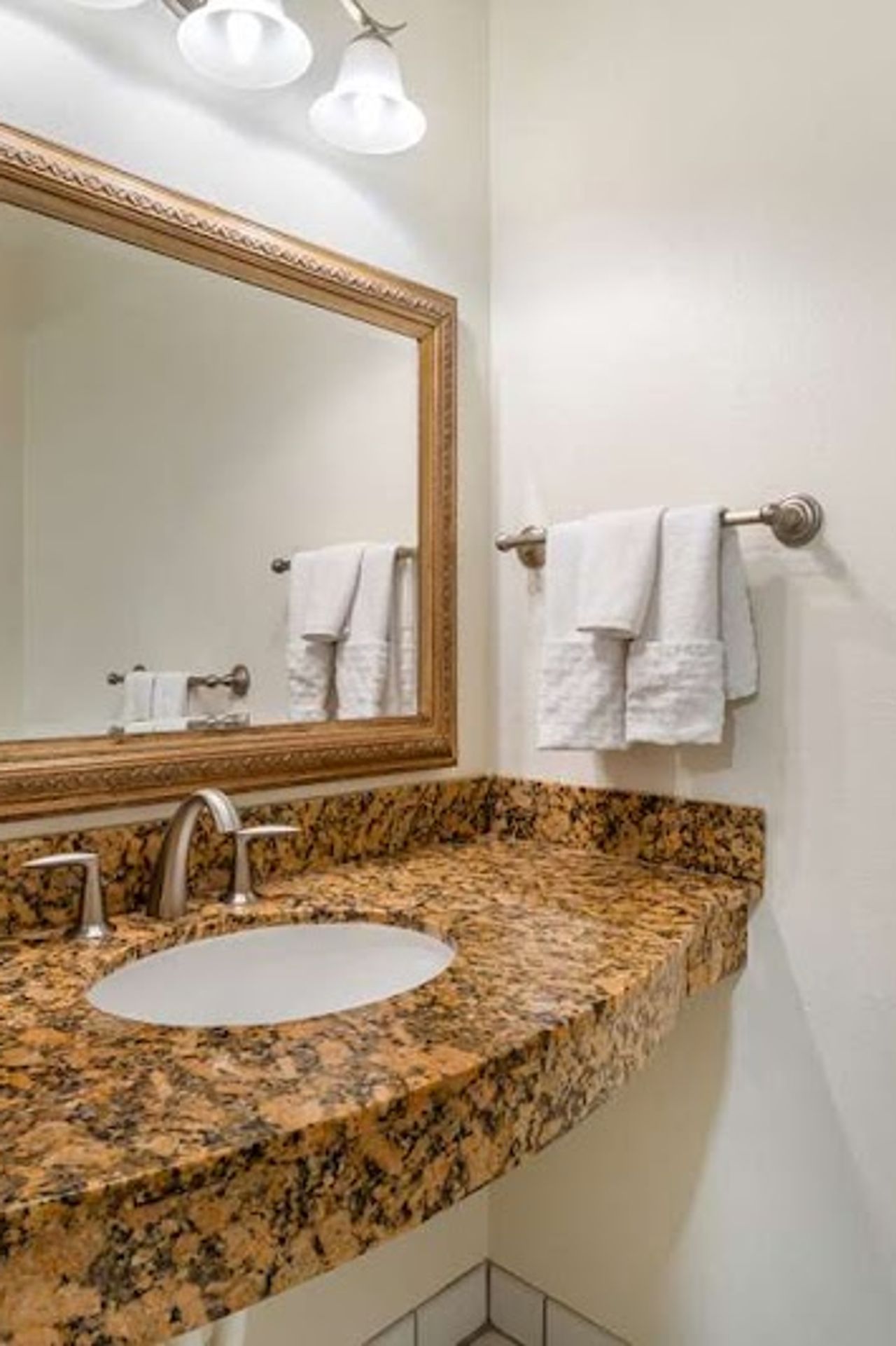 Photo of Best Western Plus Monterey Inn - Bathroom