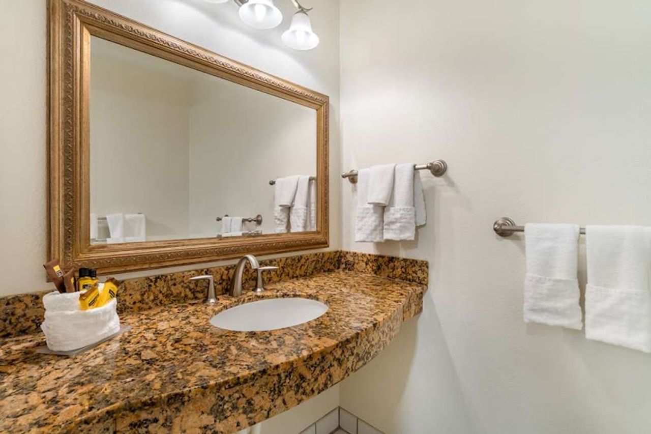 Photo of Best Western Plus Monterey Inn - Bathroom