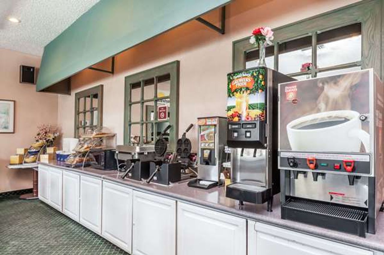 Photo of Days Inn & Suites by Wyndham Sunnyvale