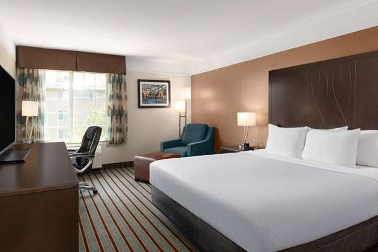 Photo of La Quinta Inn & Suites by Wyndham Bakersfield North