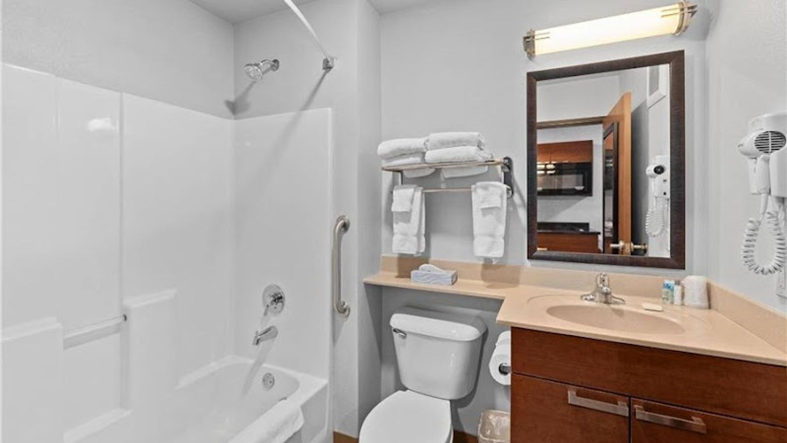 Photo of MainStay Suites Spokane Valley - Bathroom