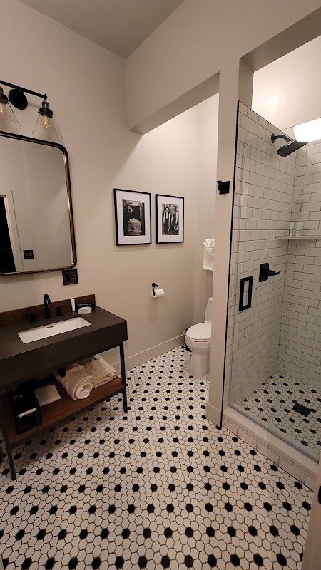 Photo of Jacksonville Inn - Bathroom, Walk-in showers