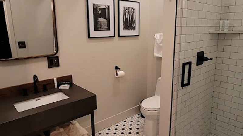 Photo of Jacksonville Inn - Bathroom, Walk-in showers