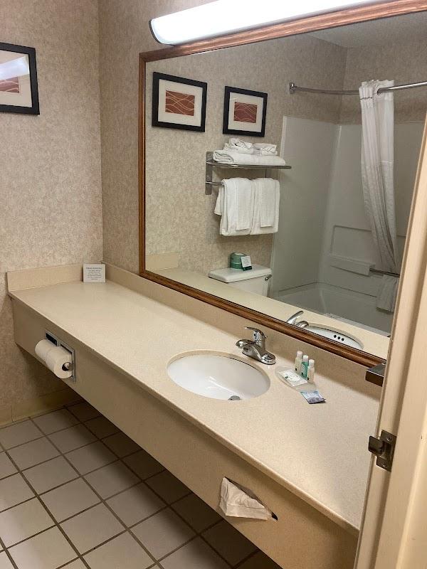 Photo of Quality Inn - Bathroom