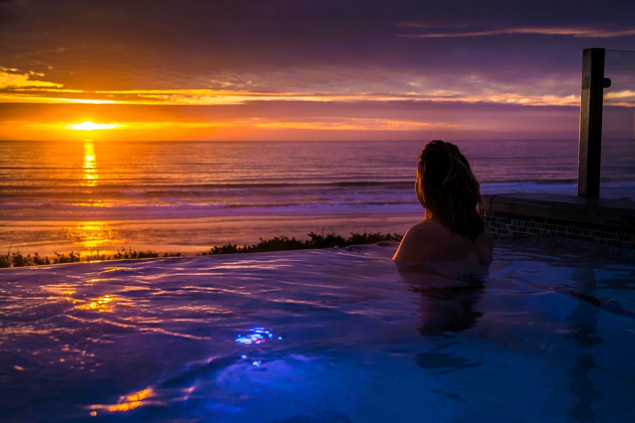 Inn at Nye Beach - Outdoor infinity spa pool overlooking the ocean