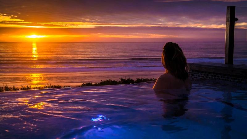 Inn at Nye Beach - Outdoor infinity spa pool overlooking the ocean