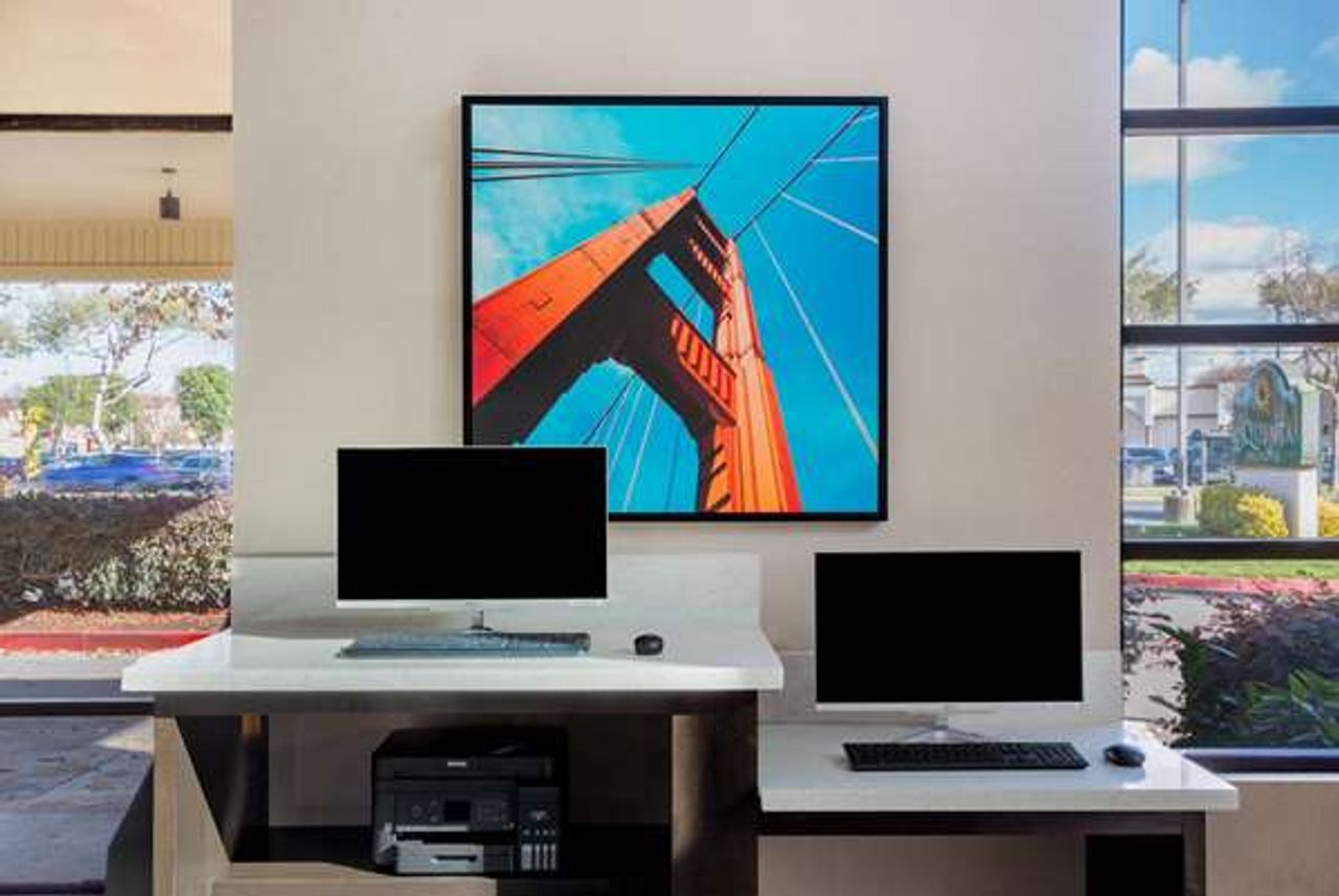 Photo of La Quinta Inn & Suites by Wyndham Oakland - Hayward