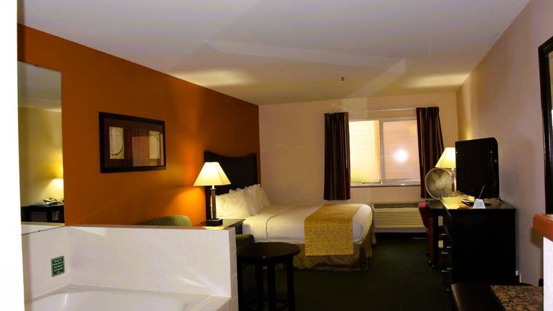 Photo of Travelodge Suites by Wyndham Newberg - Room, King Bed, Private hot tub, Flat TV