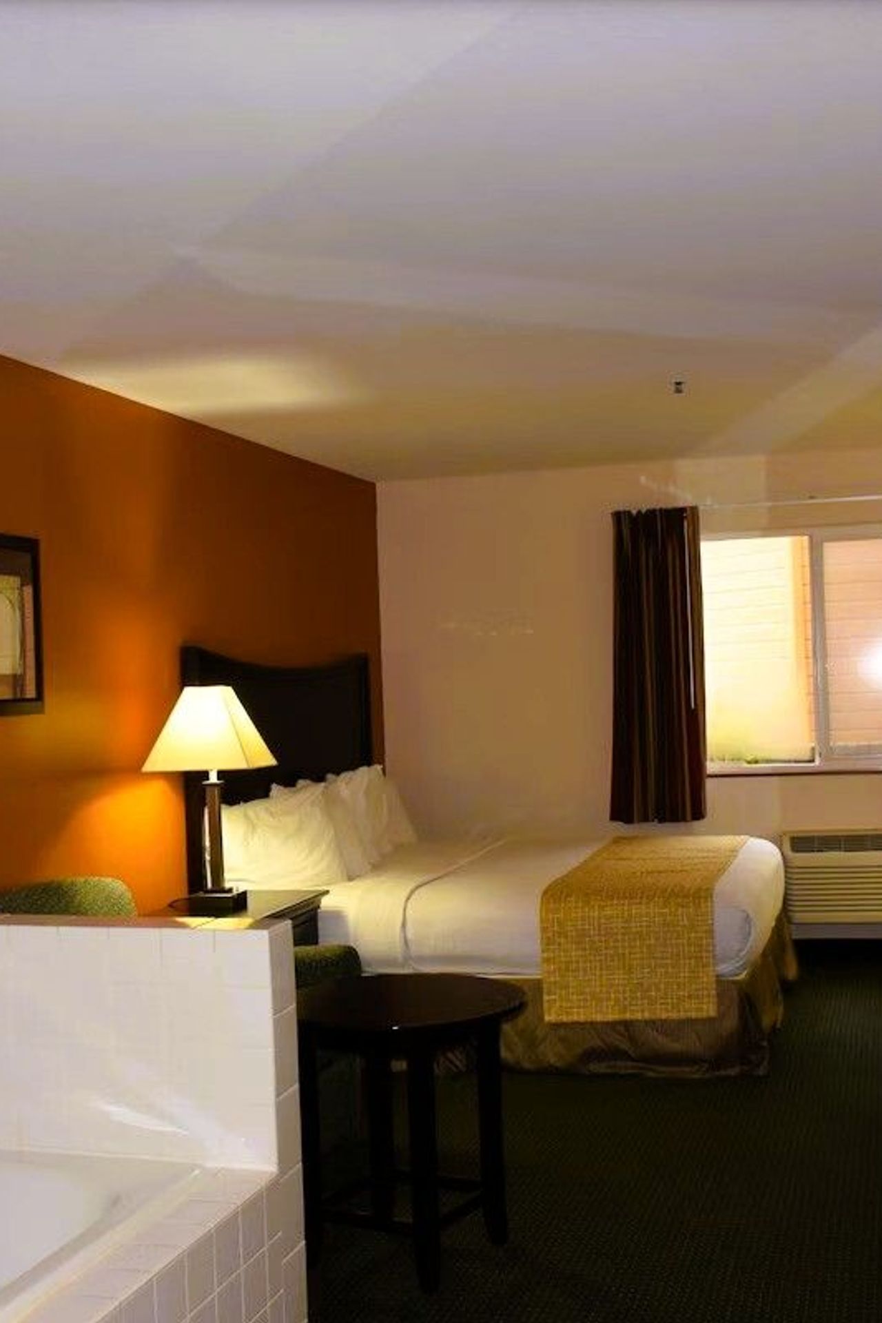 Photo of Travelodge Suites by Wyndham Newberg - Room, King Bed, Private hot tub, Flat TV