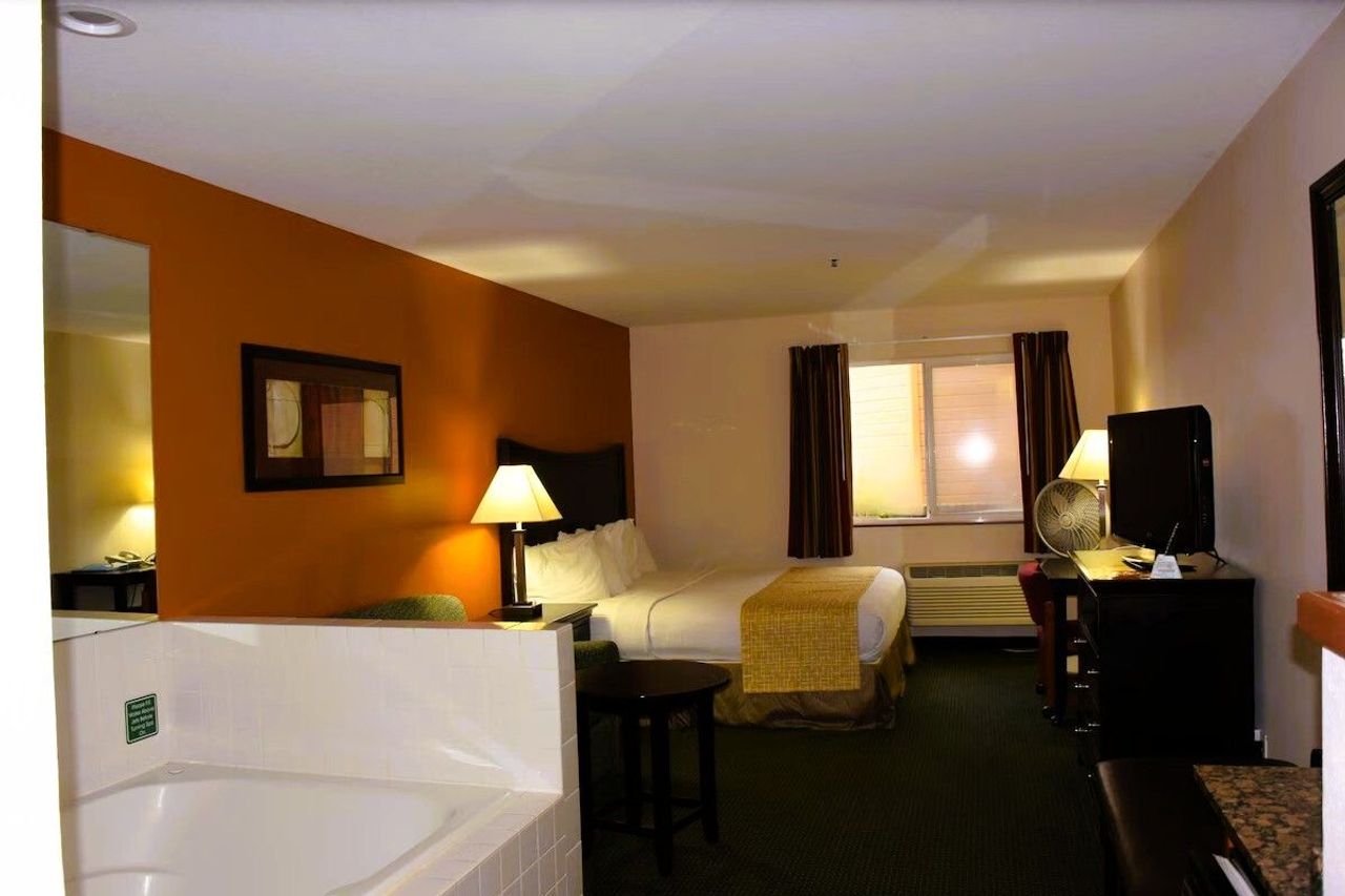 Photo of Travelodge Suites by Wyndham Newberg - Room, King Bed, Private hot tub, Flat TV