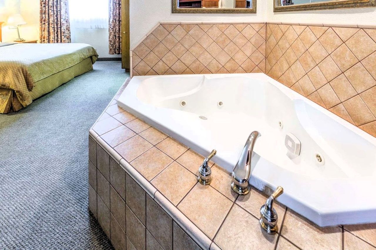 Days Inn by Wyndham Black Bear - Jacuzzi Suite, Private in-room hot tub