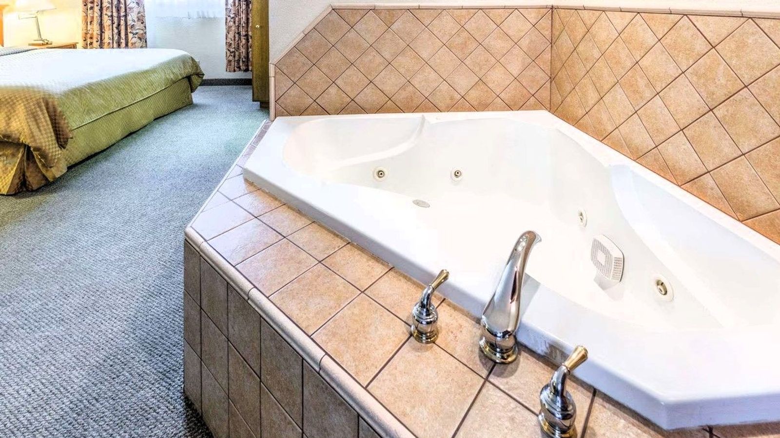 Days Inn by Wyndham Black Bear - Jacuzzi Suite, Private in-room hot tub
