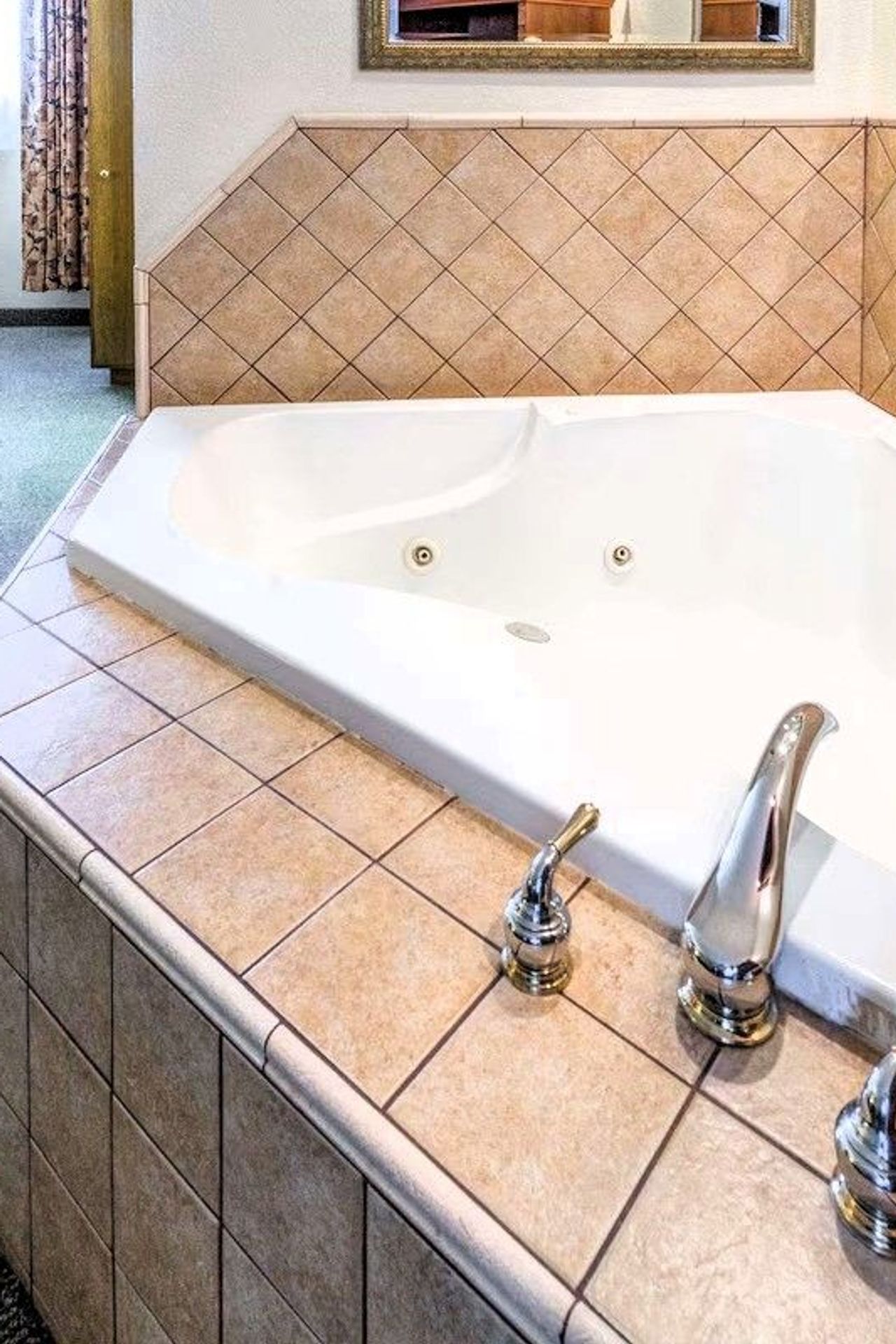 Days Inn by Wyndham Black Bear - Jacuzzi Suite, Private in-room hot tub
