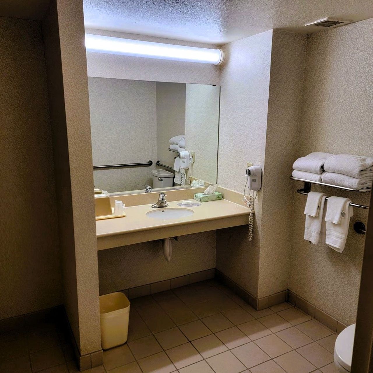 Budget Inn - Bathroom, complimentary toiletries, hair dryer, towels