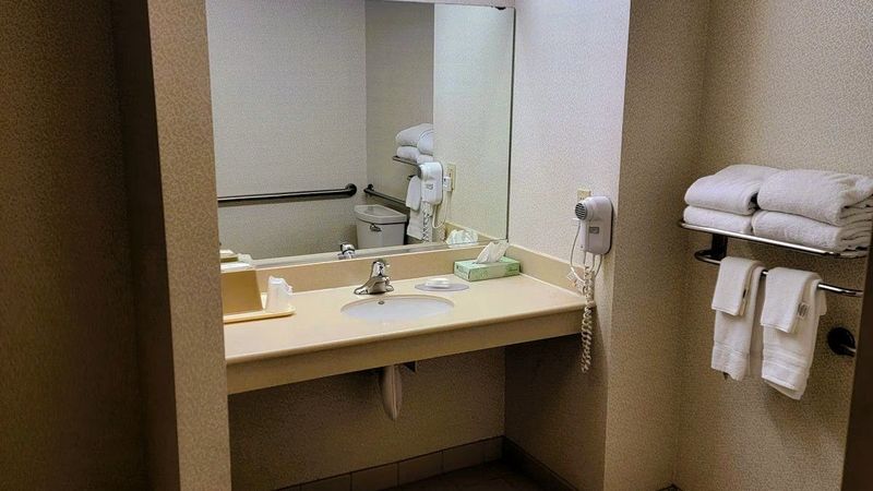 Budget Inn - Bathroom, complimentary toiletries, hair dryer, towels