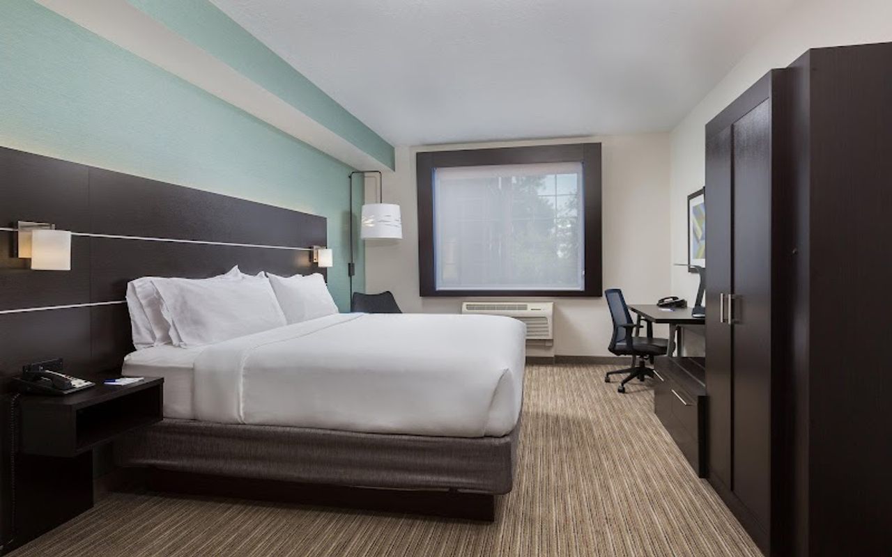 Photo of Holiday Inn Express & Suites Eugene Downtown - University, an IHG Hotel - Room, King Bed