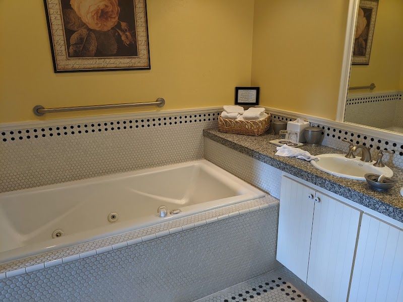 Photo of Gosby House Inn, A Four Sisters Inn - Bathroom, Jetted tub