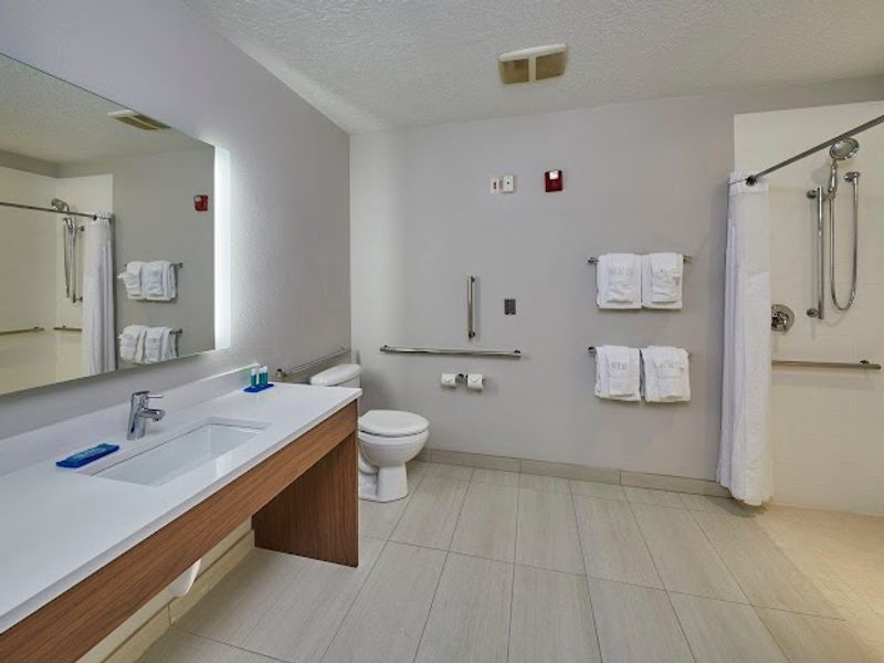 Photo of Holiday Inn Express & Suites Medford-Central Point, an IHG Hotel