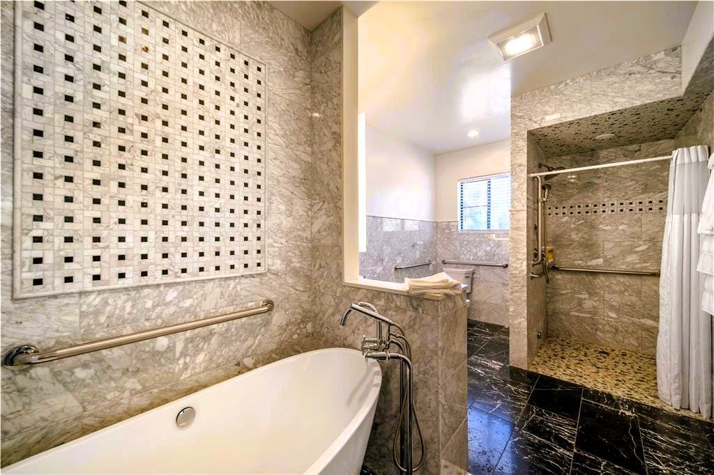 Photo of Best Western Plus Palm Court Hotel - Bathroom, Soaking Tub, Walk-in Shower