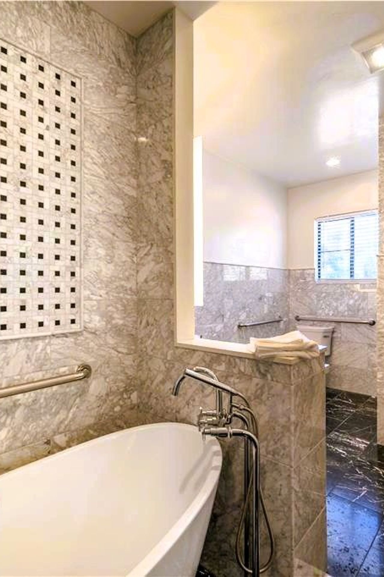 Photo of Best Western Plus Palm Court Hotel - Bathroom, Soaking Tub, Walk-in Shower